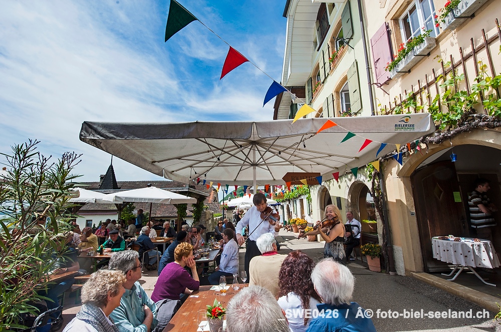 Bildname:  _SWE0426 Zahnarztpraxis GerolfingenBildgrÃ¶sse: 4256  x 2832 px /  96.7 x 64.4 cm (300dpi)StichwÃ¶rter:  Weinfest in Schafis am...