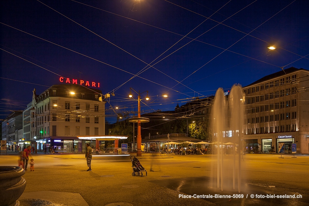 Bildname:  Place-Centrale-Bienne-5069 Sommerabend am Bieler Zentralplatz  /   2014  Bildgroesse: 5616  x 3744 px /  47.5 x 31.7 cm (300dpi)Stichwoerter