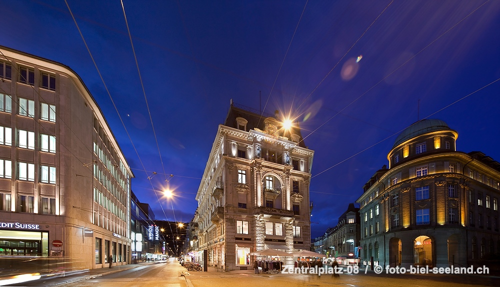 Bildname:  Zentralplatz-08 am Bieler Zentralplatz bei Nacht  /   2010  Bildgroesse: 6359  x 3659 px /  53.8 x 31.0 cm (300dpi)Stichwoerter:  Biel,...