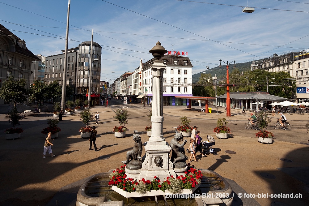 Bildname:  Zentralplatz-Biel-2063 am Bieler Zentralplatz  /   2010  Bildgroesse: 4925  x 3283 px /  41.7 x 27.8 cm (300dpi)Stichwoerter:  Biel, Biel...