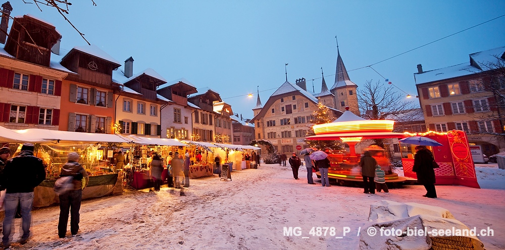 Bildname:  MG_4878_P WinteraufnahmenBildgroesse: 7470  x 3706 px /  63.2 x 31.4 cm (300dpi)Stichwoerter:  Weihnachtsmarkt Büren a/A
