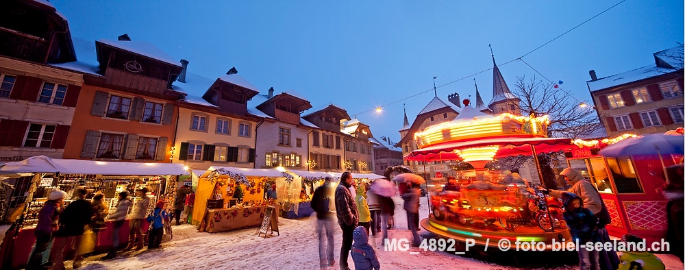Bildname:  MG_4892_P WinteraufnahmenBildgroesse: 9347  x 3683 px /  79.1 x 31.2 cm (300dpi)Stichwoerter:  Weihnachtsmarkt Büren a/A
