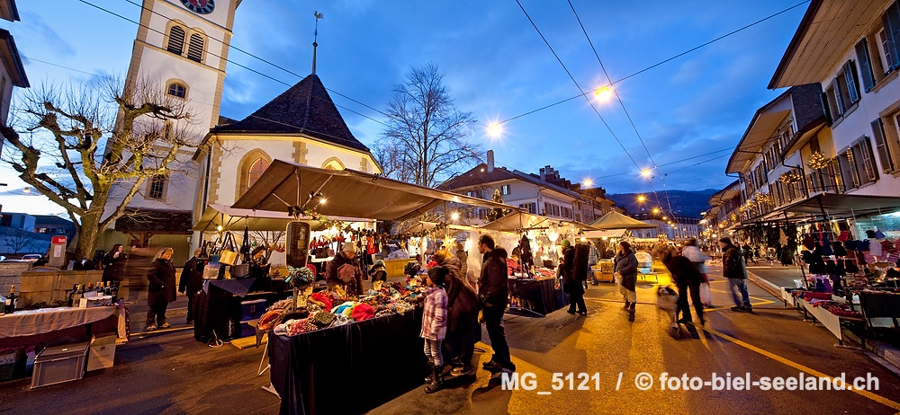 Bildname:  MG_5121 Weihnachtsmarkt NidauBildgroesse: 7930  x 3666 px /  67.1 x 31.0 cm (300dpi)Stichwoerter:  Weihnachtsmarkt...