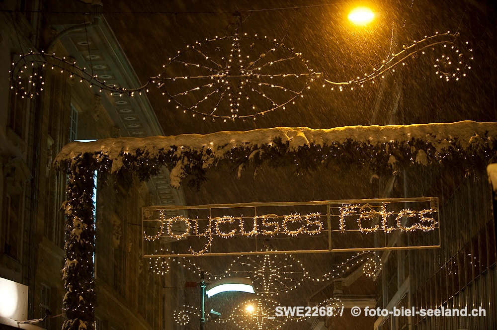 Bildname:  _SWE2268 WinteraufnahmenBildgroesse: 4114  x 2737 px /  34.8 x 23.2 cm (300dpi)Stichwoerter:  Weihnachtsmarkt Biel...
